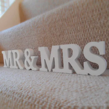 Prochive masa de nunta deco litere din lemn brut MR & MRS