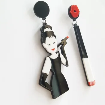 JWEIJIAO la Modă Femeie Fumat Audrey Hepburn Imagine de Desene animate Cercei Acril Rosu pe Buze o Țigară Picătură Cercei E0051